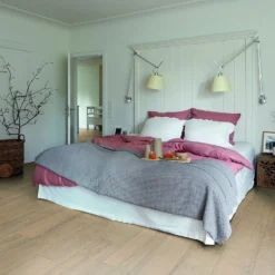 EGGER HOME Natural Elva Oak 8mm Laminate Flooring